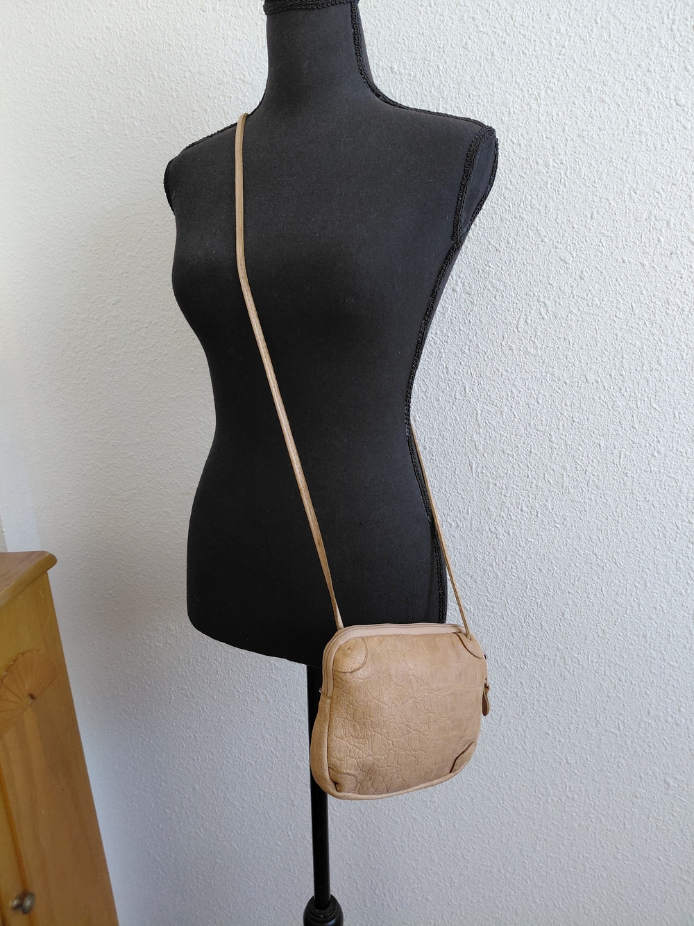 Vtg Pacific Collection Beigie Croc Pattern Leather Crossbody